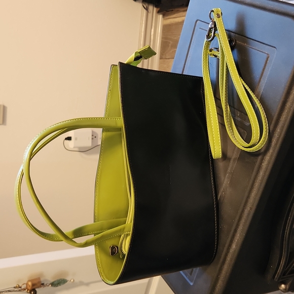 Daniela Moda Green and Black Classy Italian purse - Picture 2 of 5